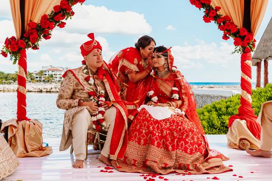 Couple embracing beneath the mandap