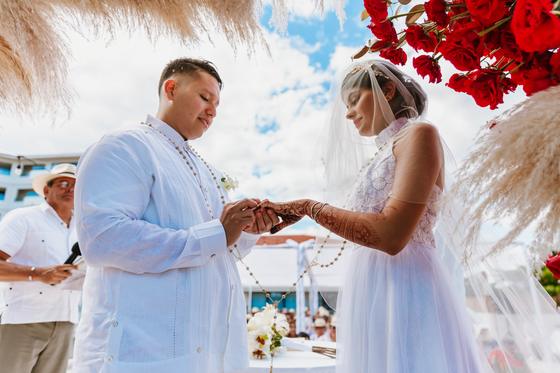 Exchanging rings during the Catholic ceremony
